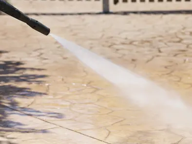 Lavando el hormigón impreso usando agua de alta presión